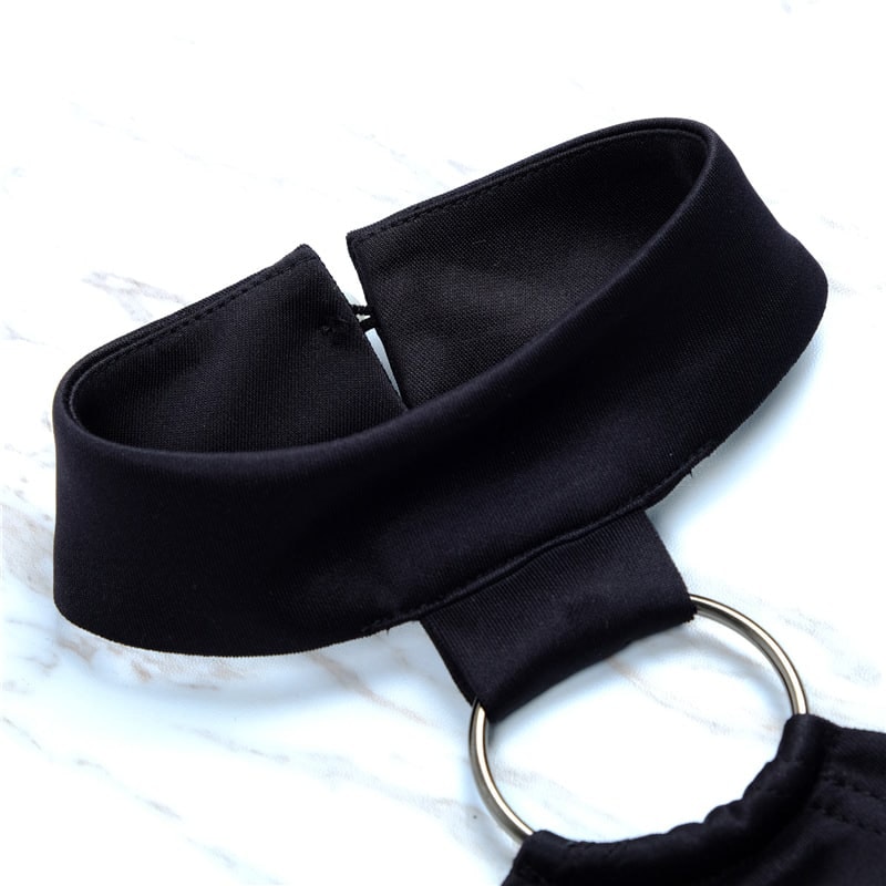 Halterneck klänning i svart färg med ring vid halsen