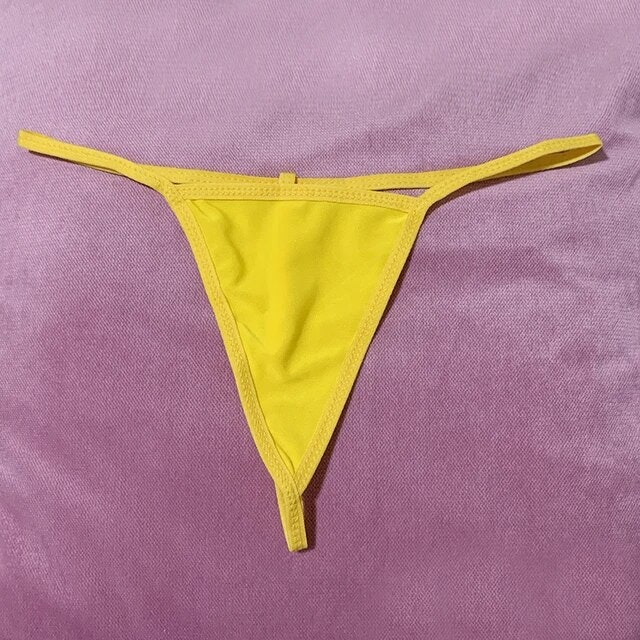 Lysande gul stringtrosa som framhäver kroppens skönhet, representerande självkärlek och självförtroende från Hot Woman Clothes.