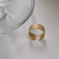 Justerbar Bred Guldfärgad Ring - Hamrad Yta | Gammaldags