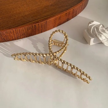 Gold-colored hair clip – Elegant Butterfly-shaped accessory