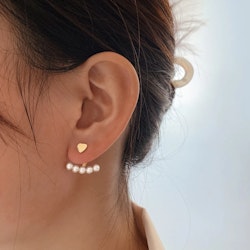 Heart Pearl Earrings – Hjärtdetalj & Klassisk Rund Design