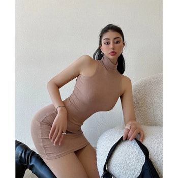 Robe moulante marron sans manches – Col montant | Courte et confortable