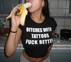 Sexig Svart T-Tröja "B*TCHES WITH TATTOOS F*CK BETTER"