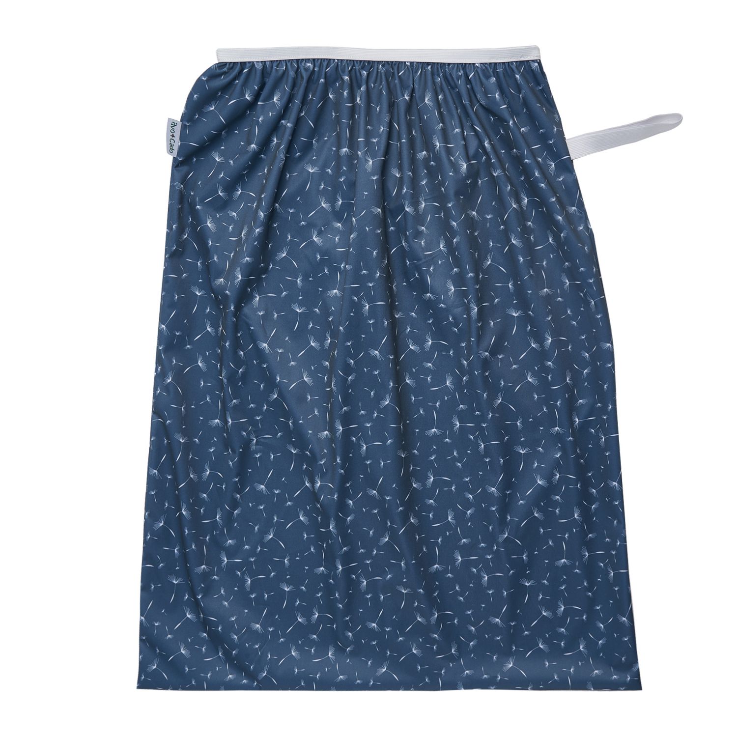 en Pail liner, dvs en stor pul-påse att sätta i en tvättkorg för förvaring av tygblöjor, i blått med mönster utav vita maskrosor på. Från Avo&Cado. A pail liner for storing dirty cloth diapers in blue