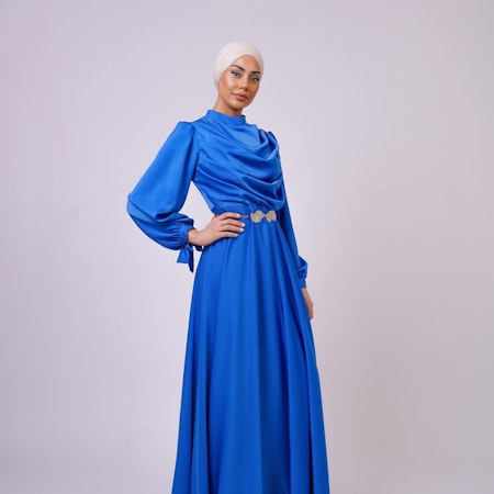 Raya - Blå lång rynkad klänning med hög hals