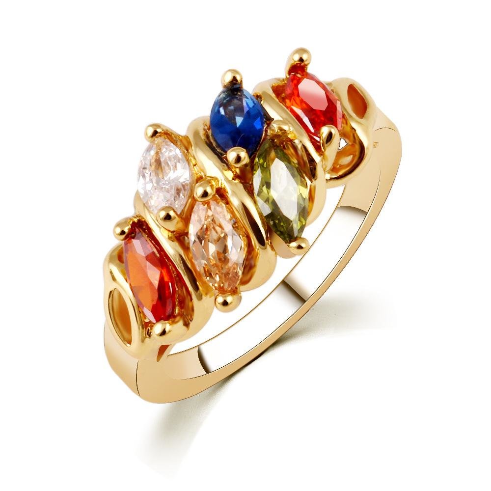 Guldfärgad ring med kristaller