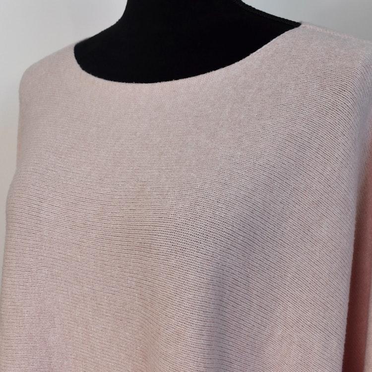 ANDRASORTERING Stickad Ponchotröja ROSE