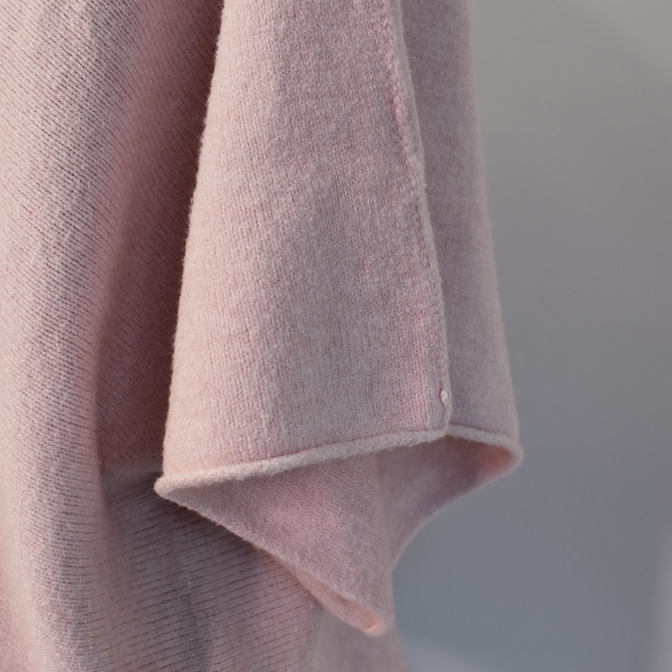 ANDRASORTERING Stickad Ponchotröja ROSE