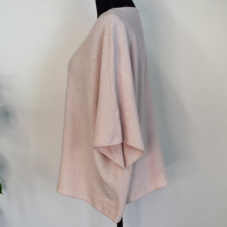 ANDRASORTERING Stickad Ponchotröja ROSE