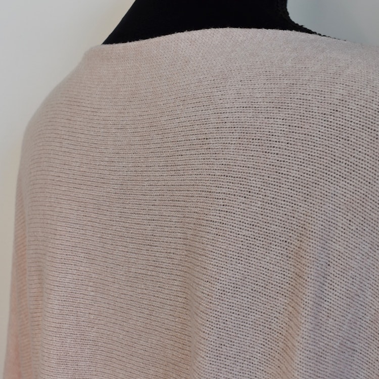 ANDRASORTERING Stickad Ponchotröja ROSE
