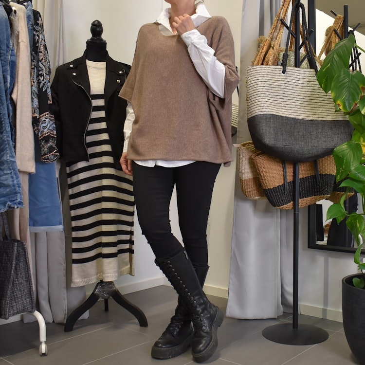 ANDRASORTERING Stickad Ponchotröja TAUPE