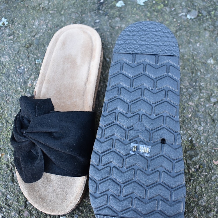 Sandal med liten rosett SVART - Bello Star