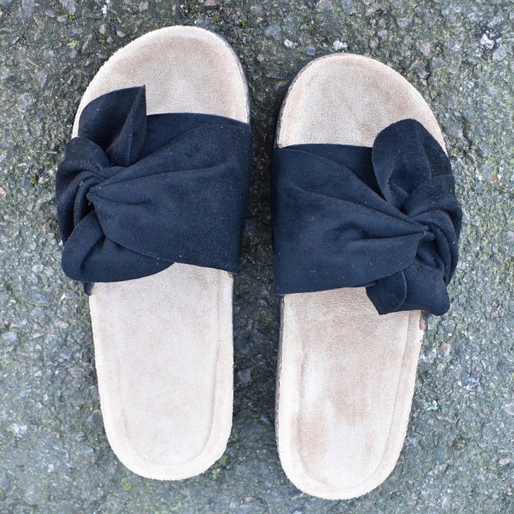 Sandal med liten rosett SVART - Bello Star