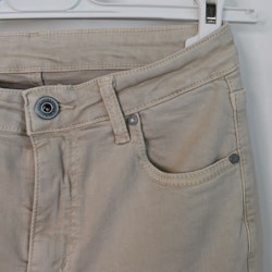 Stretchjeans Shortcut med fransar BEIGE - 3D Denim