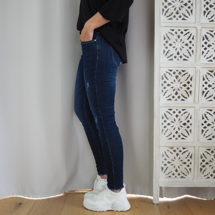 Stretchjeans med fransar MÖRK DENIM - Train of Trend