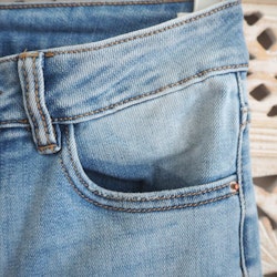 Jeans Shortcut med fransar SLITEN LJUS BLÅ - 3D Denim