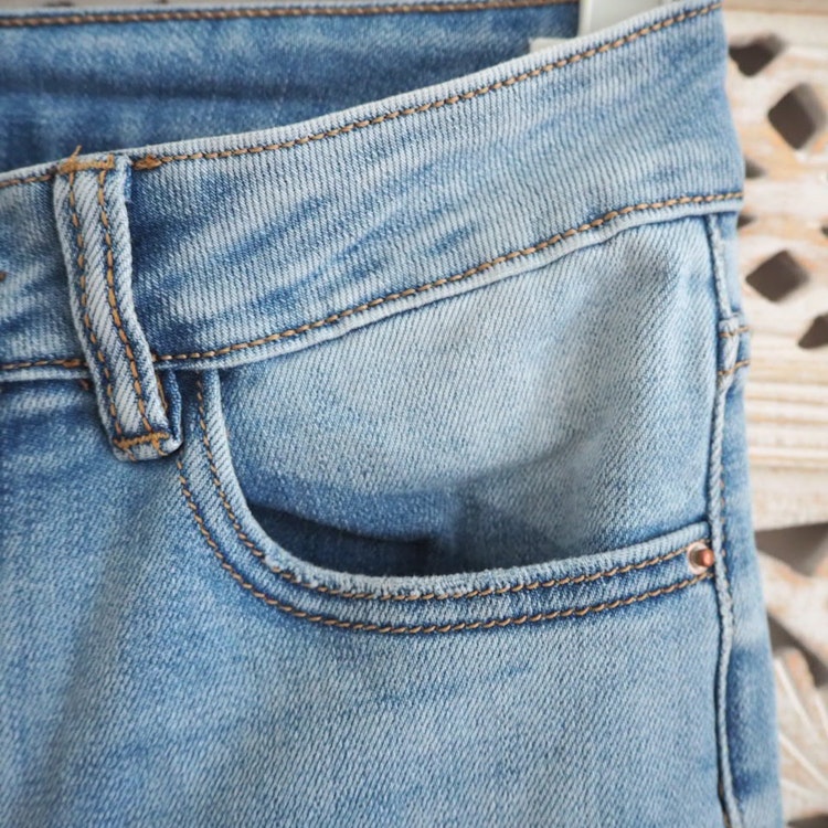 Jeans Shortcut med fransar SLITEN LJUS BLÅ - 3D Denim