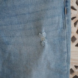 Jeans Shortcut med fransar SLITEN LJUS BLÅ - 3D Denim