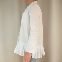 Bomulls-skjorta med plisserad volang VIT