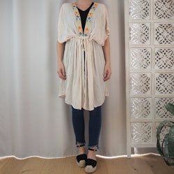 Kaftan med broderier BEIGE