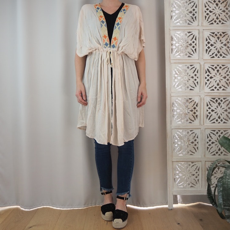 Kaftan med broderier BEIGE