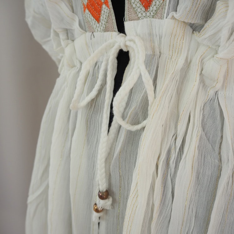 Kaftan med broderier VIT