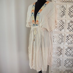 Kaftan med broderier BEIGE