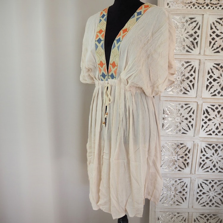 Kaftan med broderier BEIGE