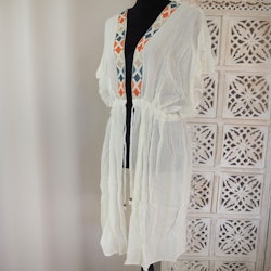 Kaftan med broderier VIT