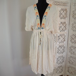 Kaftan med broderier BEIGE