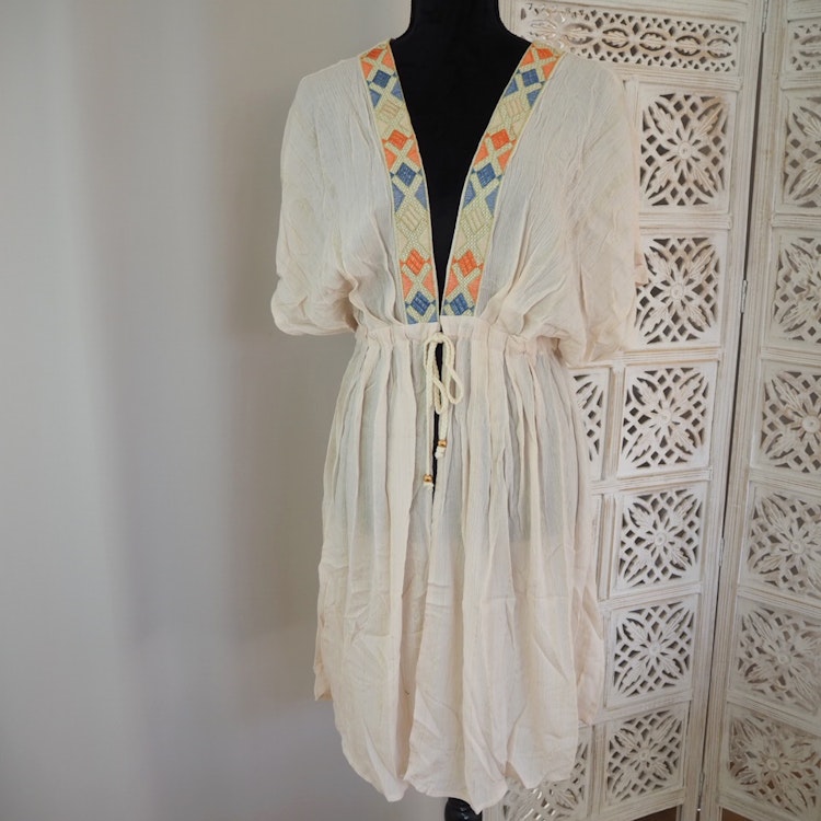 Kaftan med broderier BEIGE