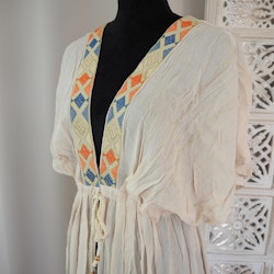 Kaftan med broderier BEIGE