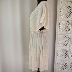 Kaftan med broderier BEIGE