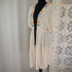 Kaftan med broderier BEIGE