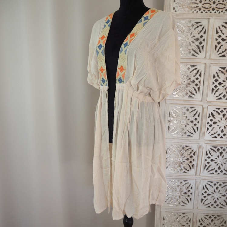 Kaftan med broderier BEIGE