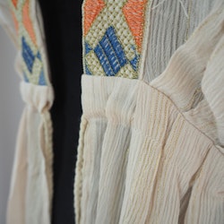 Kaftan med broderier BEIGE