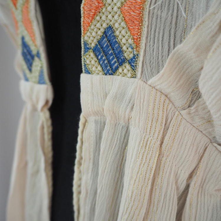 Kaftan med broderier BEIGE
