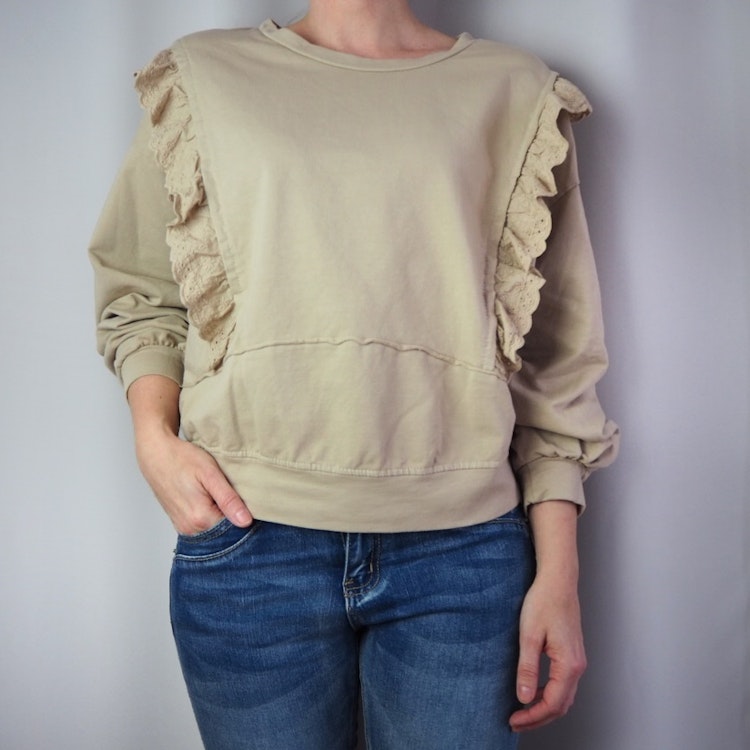 Collegetröja med volang BEIGE - d´NADA