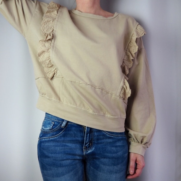 Collegetröja med volang BEIGE - d´NADA