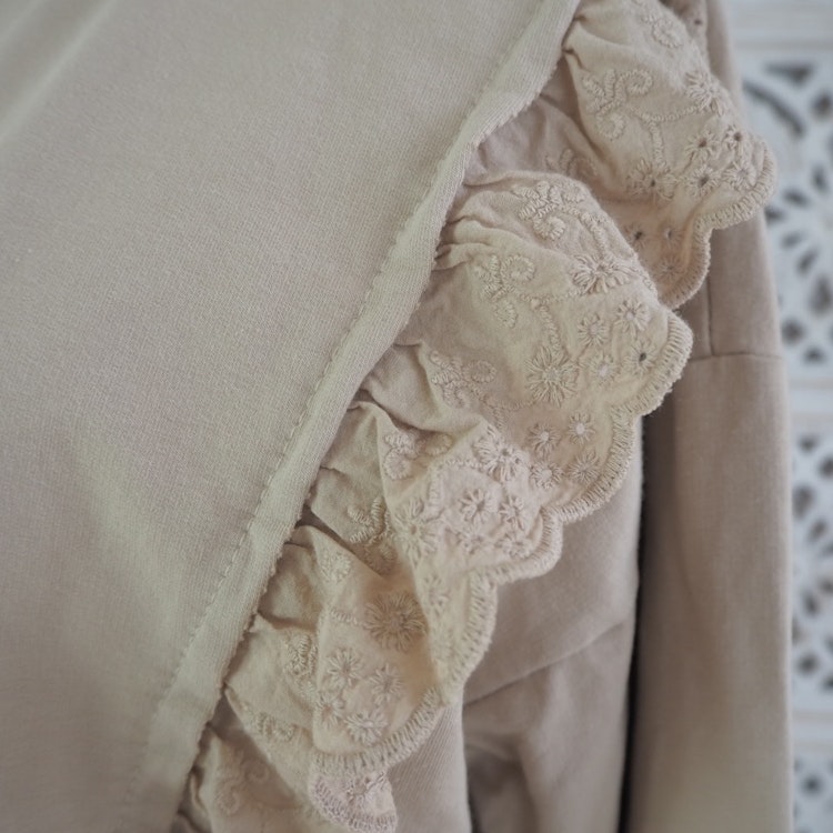 Collegetröja med volang BEIGE - d´NADA