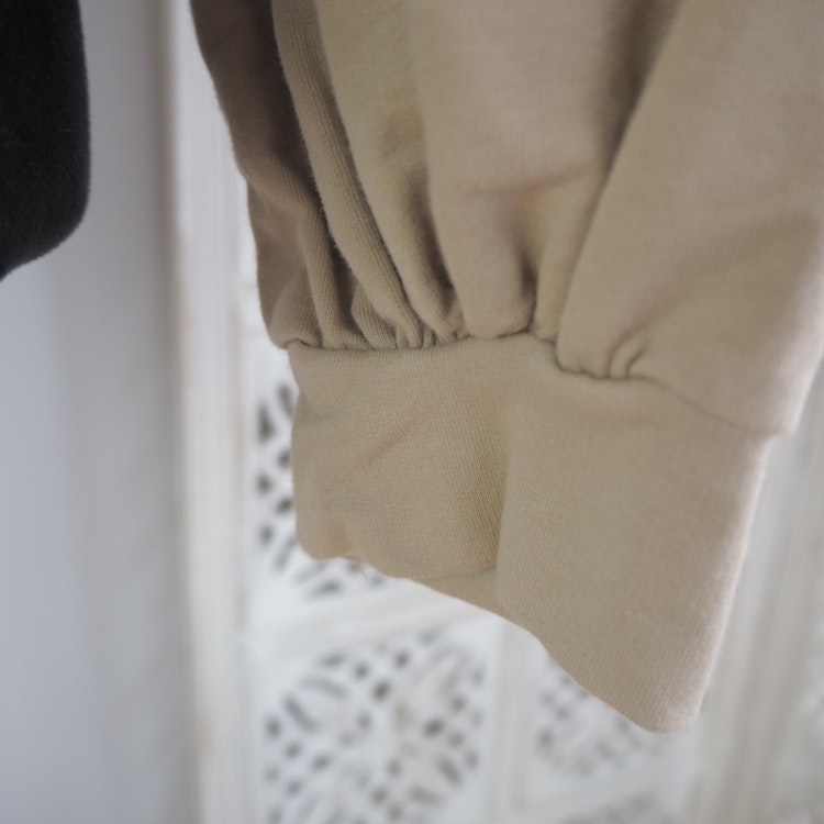Collegetröja med volang BEIGE - d´NADA