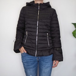 Quiltad lättviktsjacka med volang SVART