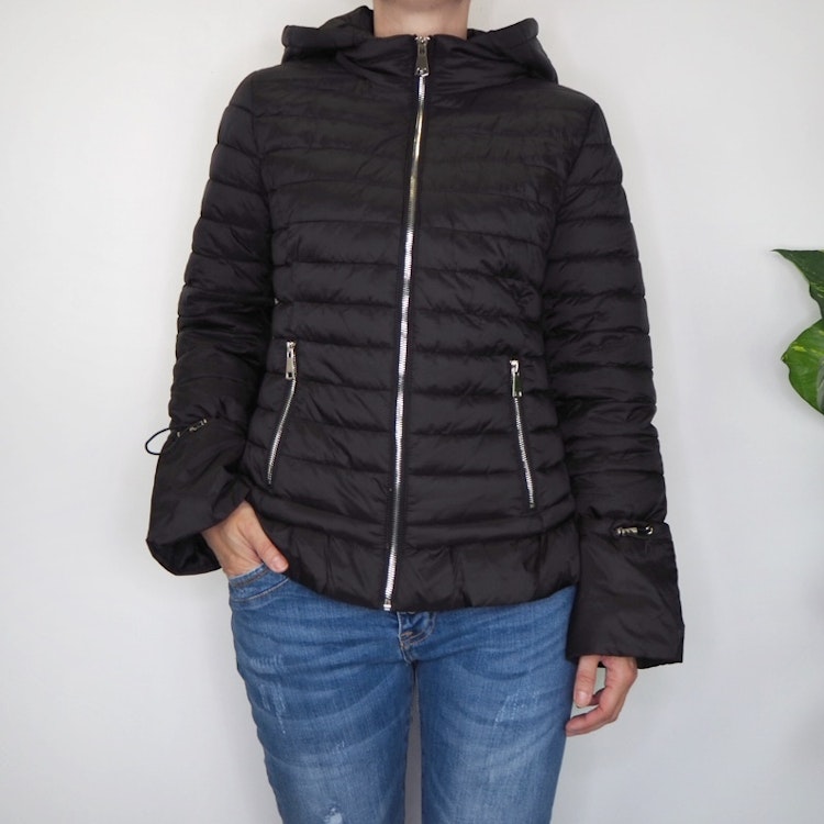 Quiltad lättviktsjacka med volang SVART