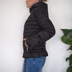 Quiltad lättviktsjacka med volang SVART
