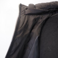 Quiltad lättviktsjacka med volang SVART