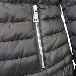 Quiltad lättviktsjacka med volang SVART