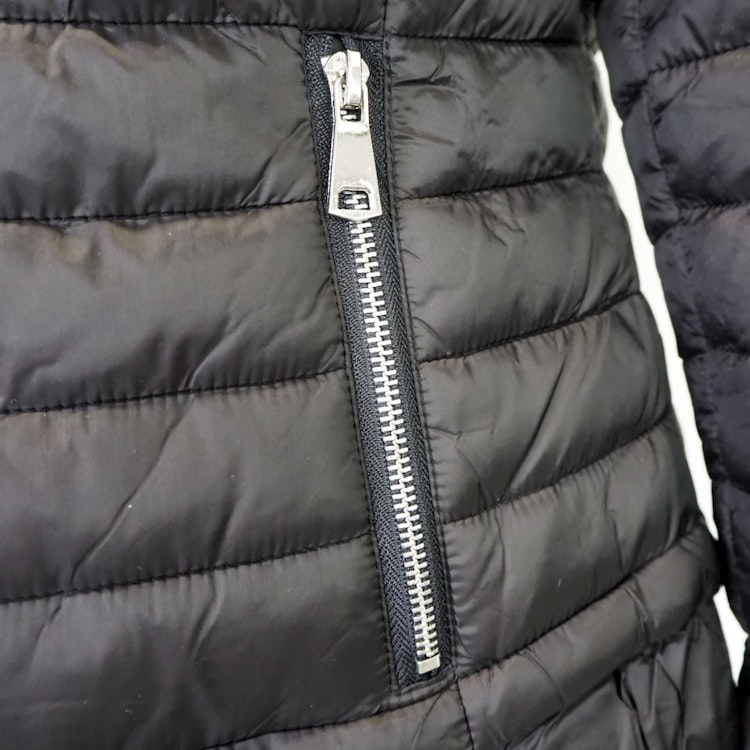 Quiltad lättviktsjacka med volang SVART