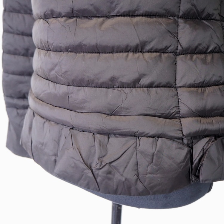 Quiltad lättviktsjacka med volang SVART
