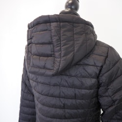 Quiltad lättviktsjacka med volang SVART
