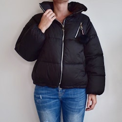 Vadderad jacka med hög krage SVART